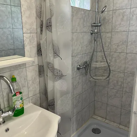 Rose Apartment With Garden & Free Parking Apartment