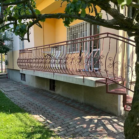 Apartment Rose Apartment With Garden & Free Parking